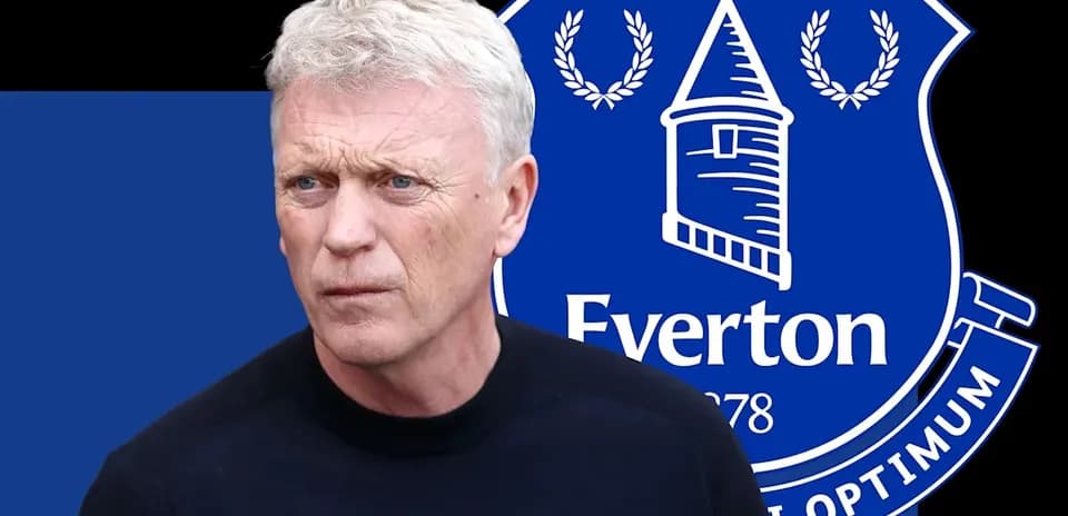 Entrenador con logo de Everton de fondo