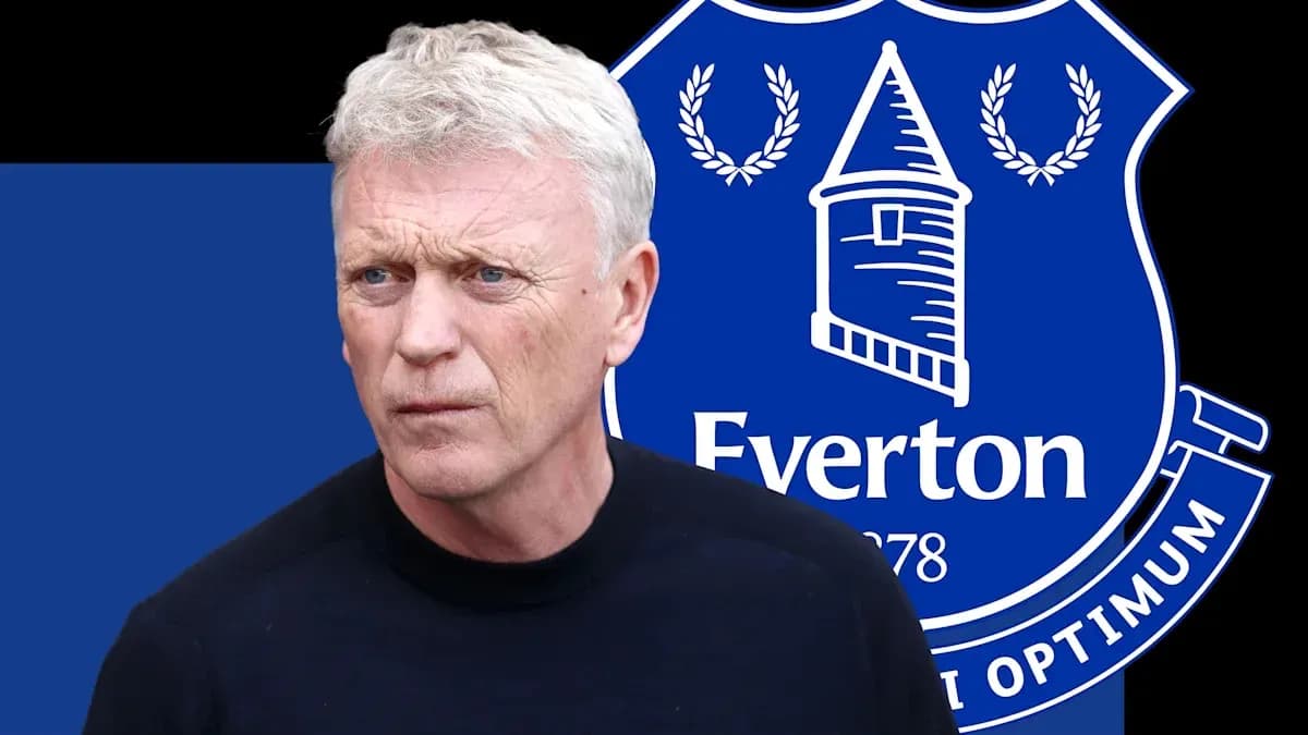 Entrenador con logo de Everton de fondo