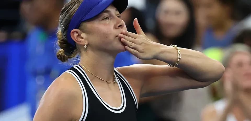 Jugadora de tenis enviando un beso al público