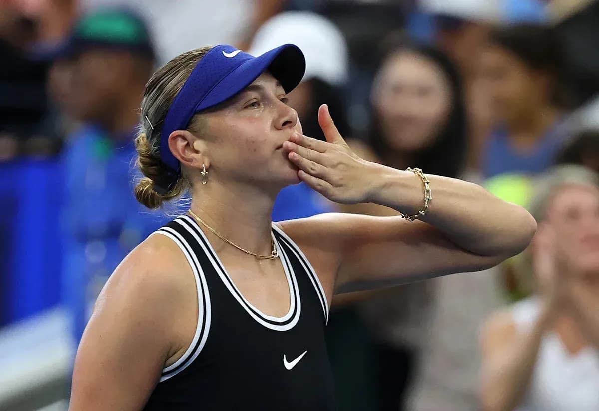 Jugadora de tenis enviando un beso al público