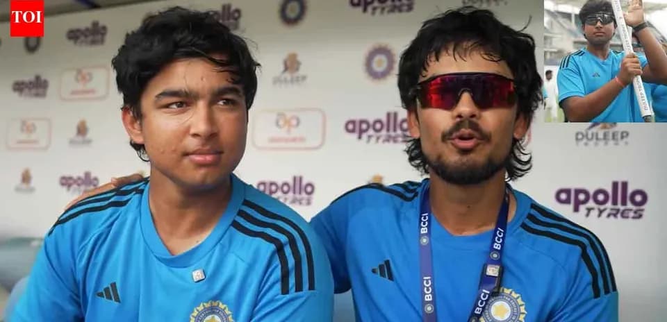 Dos jugadores de cricket en conferencia de prensa