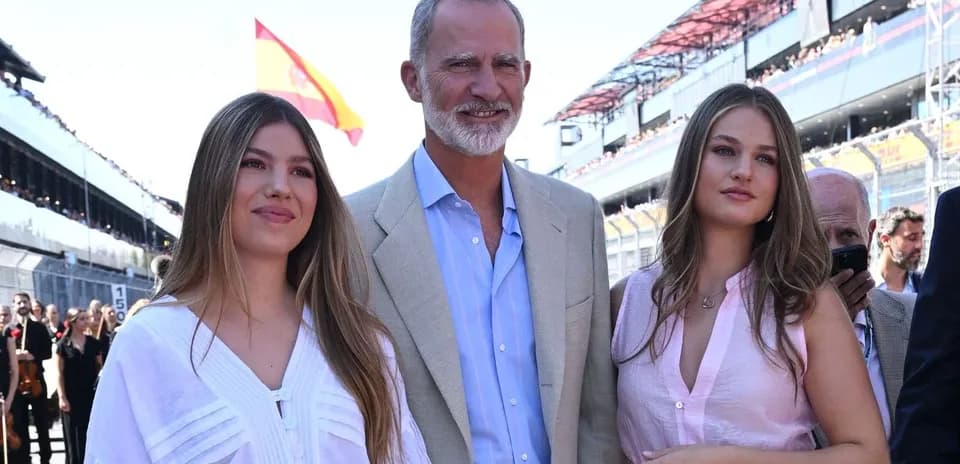 Rey de España con dos jóvenes en evento