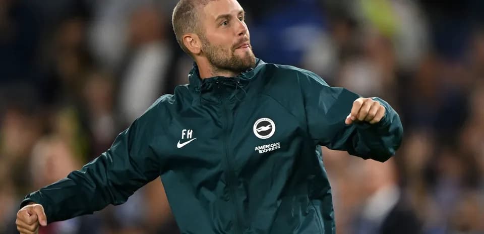 Entrenador de Brighton celebrando en la línea de banda