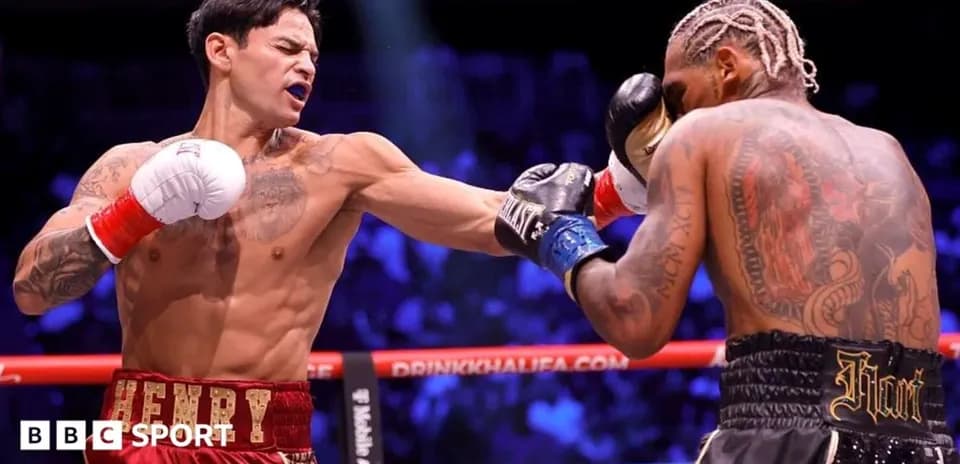 Boxeadores intercambiando golpes en el ring