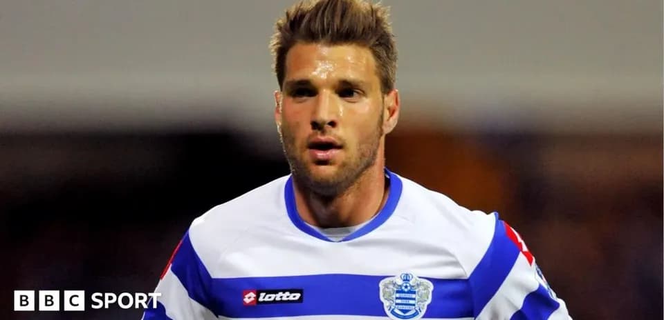 Jugador de QPR con camiseta blanca y azul