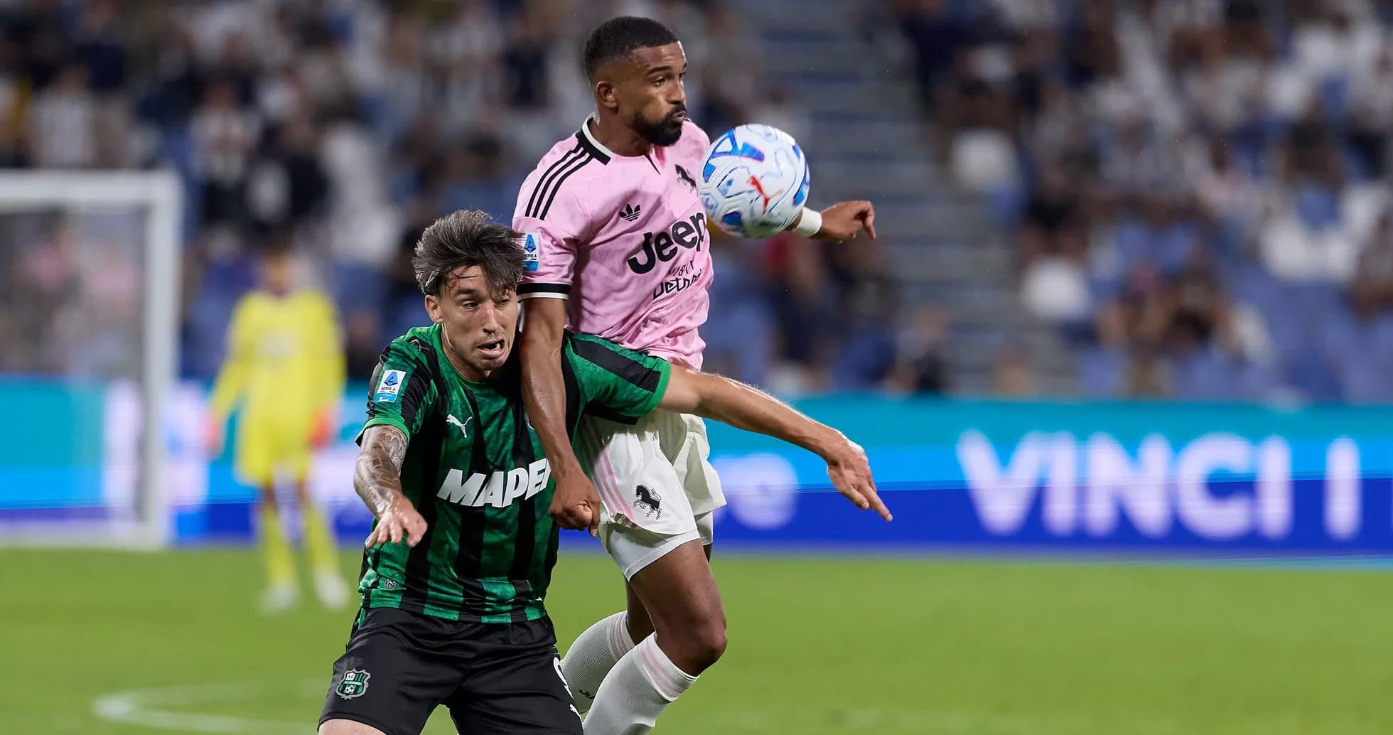 Jugadores disputando el balón en un partido de fútbol