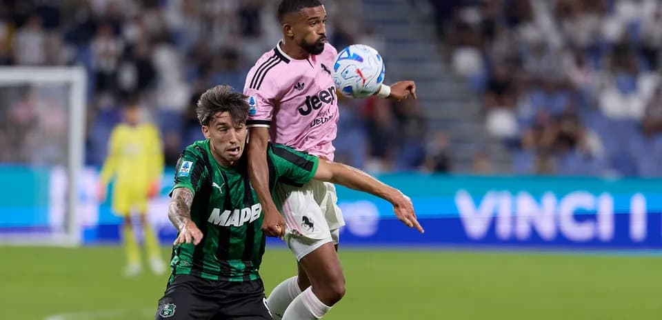 Jugadores disputando el balón en un partido de fútbol