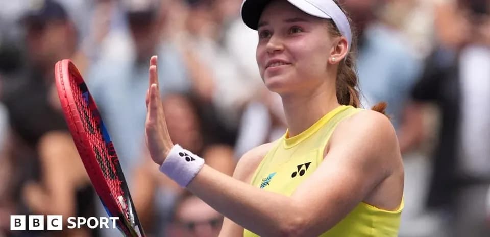 Jugadora de tenis saludando con raqueta en mano