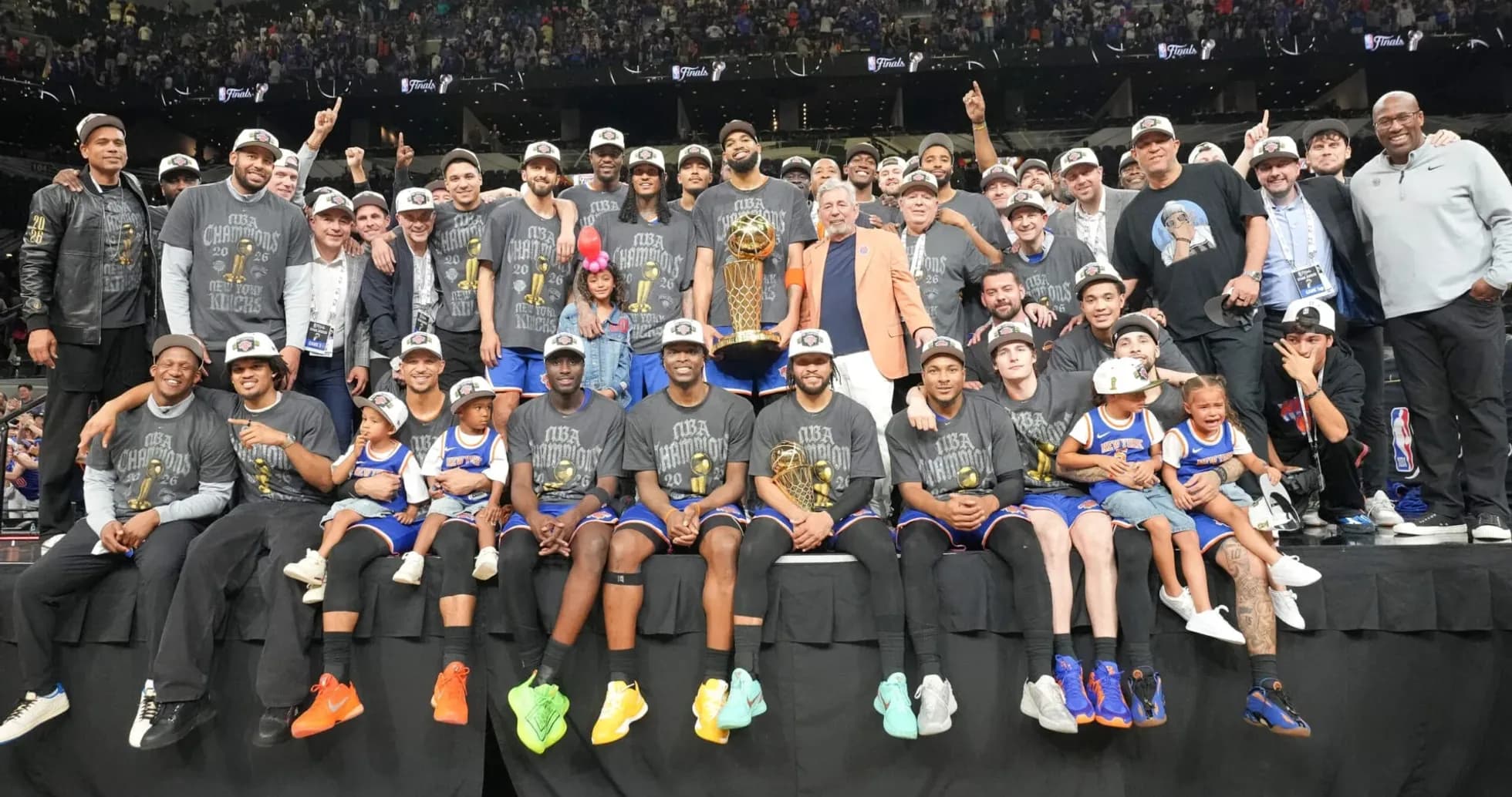 Equipo de los New York Knicks celebrando el campeonato