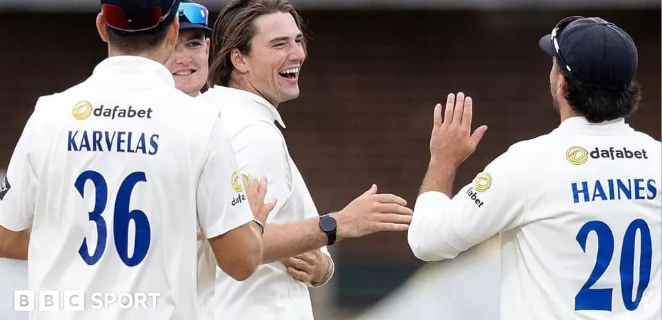Jugadores celebrando un wicket en un partido de cricket