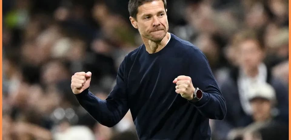 Entrenador celebrando con los puños cerrados