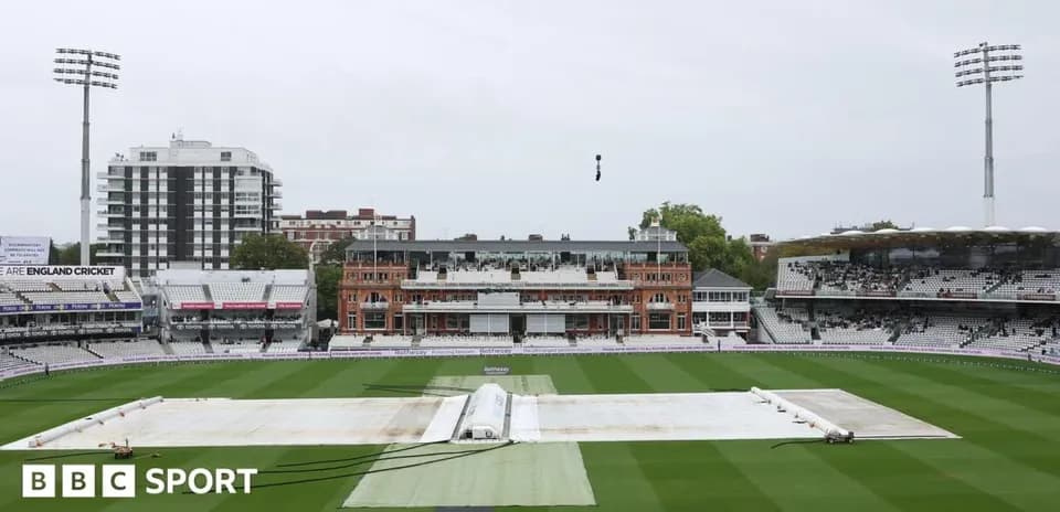 Campo de cricket con lona en Lord's durante lluvia