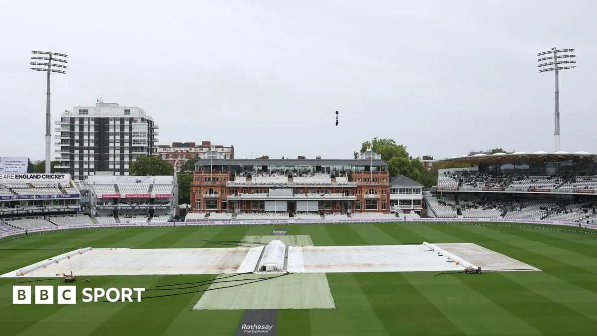 Campo de cricket con lona en Lord's durante lluvia