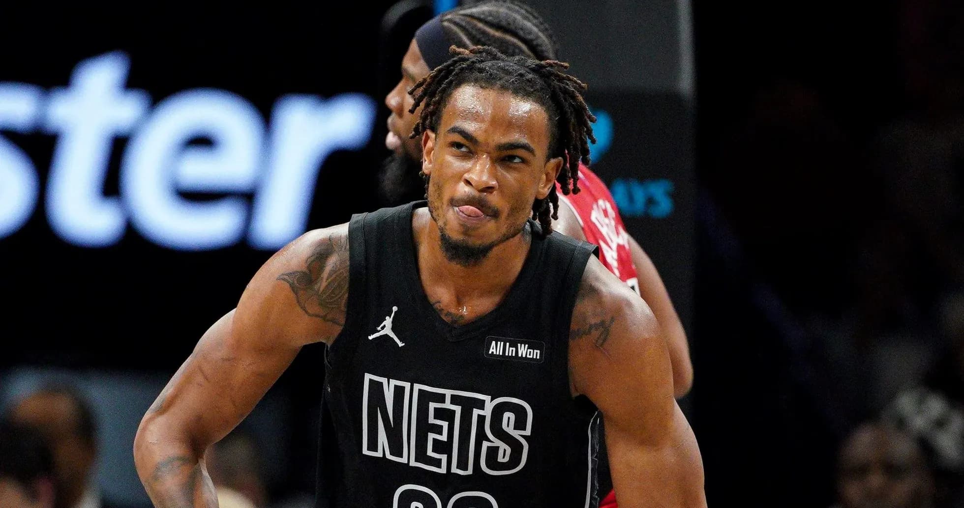 Jugador de los Nets mostrando intensidad en la cancha