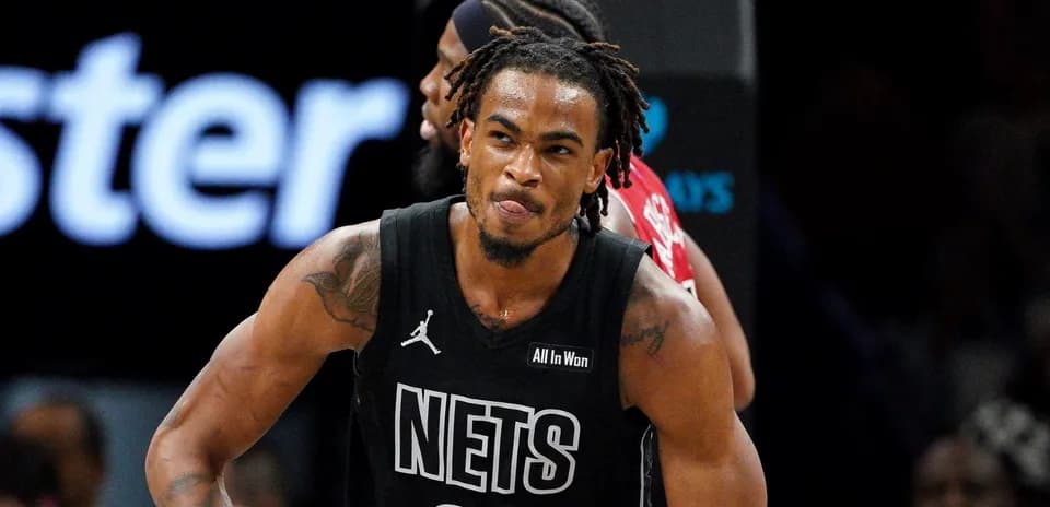 Jugador de los Nets mostrando intensidad en la cancha
