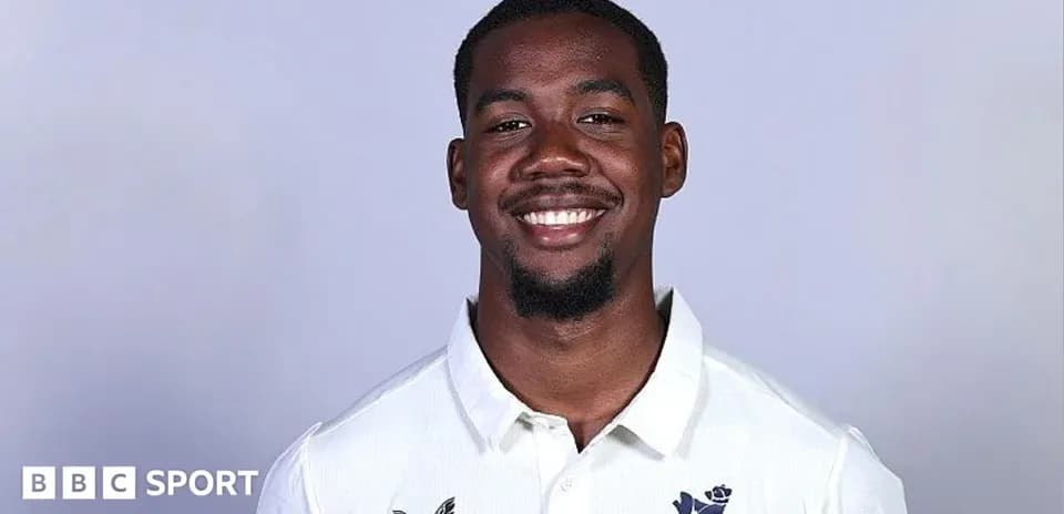 Jugador sonriente con camiseta blanca y fondo claro