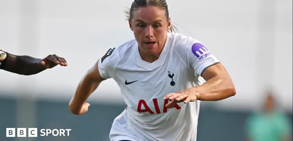 Jugadora de Tottenham corriendo con el balón en partido