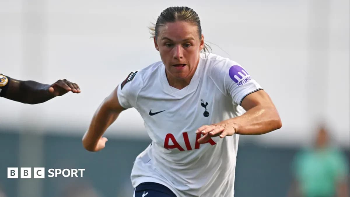 Jugadora de Tottenham corriendo con el balón en partido