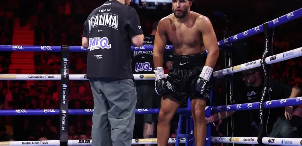 Boxeador sentado en esquina recibiendo instrucciones