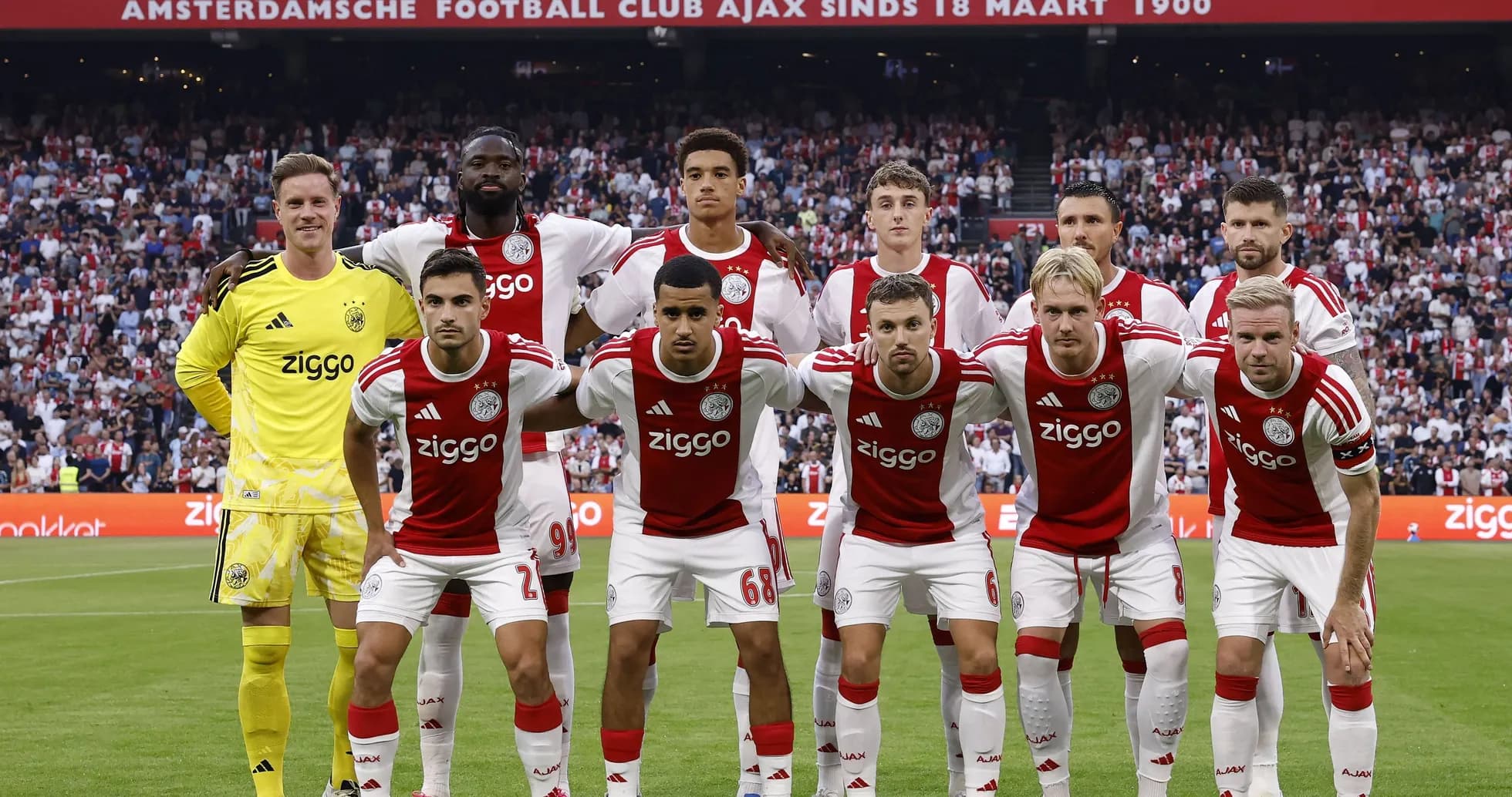 Equipo de Ajax posando antes del partido