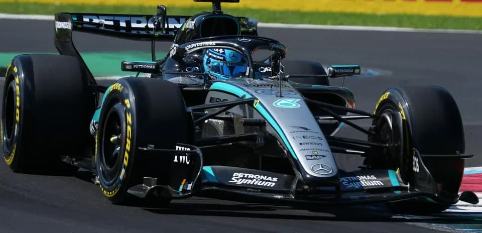 Coche de Fórmula 1 en pista durante carrera