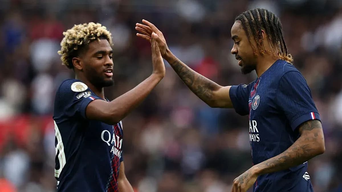 Jugadores del PSG chocando las manos durante el partido