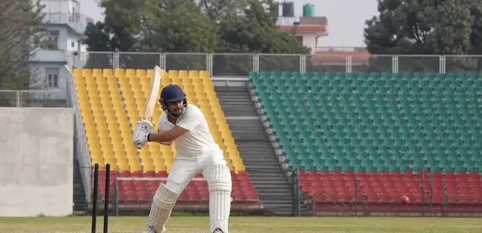 Jugador de cricket bateando en el campo de juego