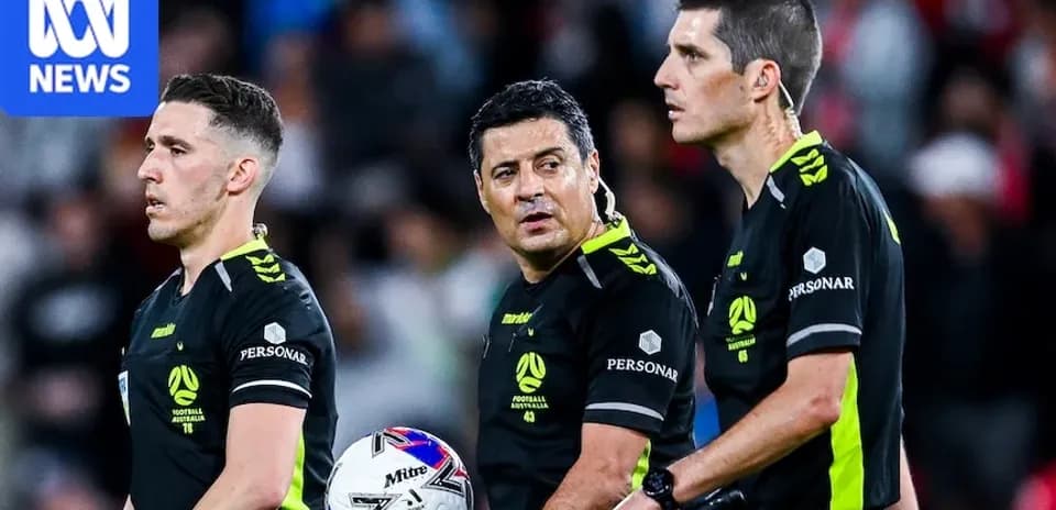 Tres árbitros discutiendo en el campo de juego
