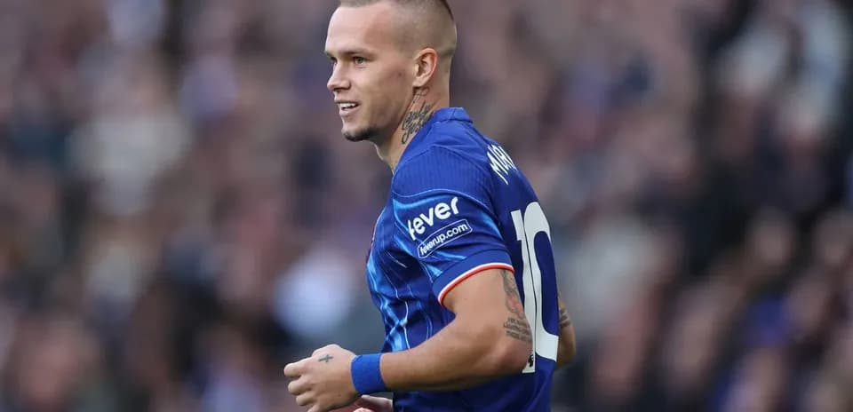 Jugador sonriente en uniforme de fútbol durante partido