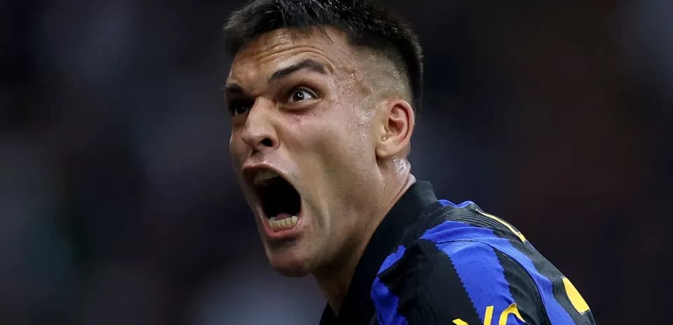 Jugador celebrando un gol con expresión intensa