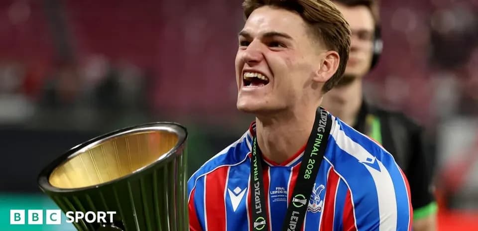 Jugador celebrando con trofeo en final de Leipzig 2026