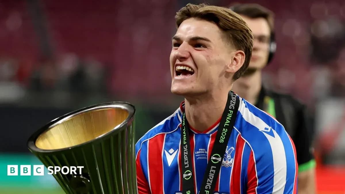 Jugador celebrando con trofeo en final de Leipzig 2026