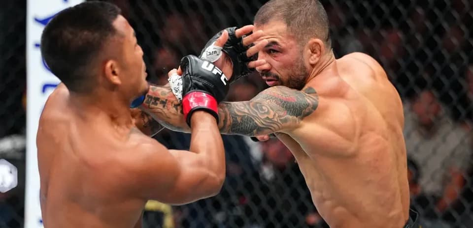 Luchadores en acción durante combate de MMA