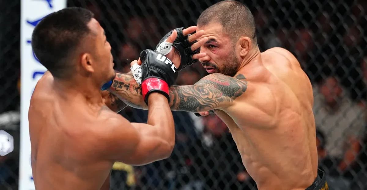Luchadores en acción durante combate de MMA