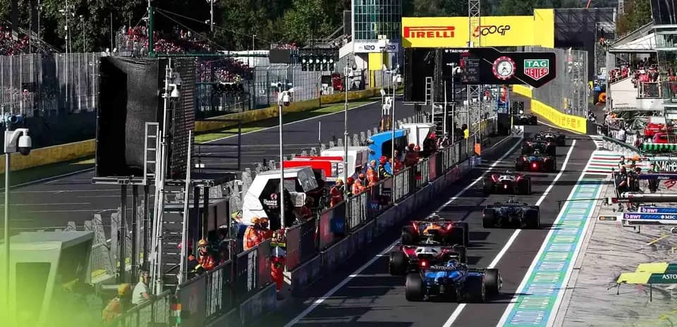 Varios coches de F1 en el pit lane durante carrera