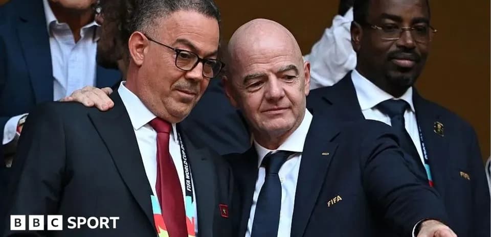 Funcionarios de FIFA conversando en evento deportivo