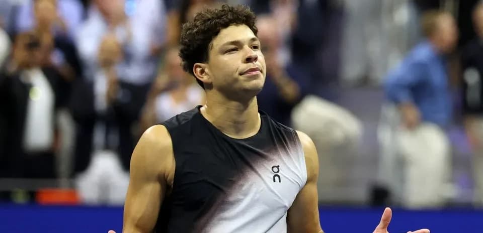 Jugador de tenis mostrando gesto de frustración en partido