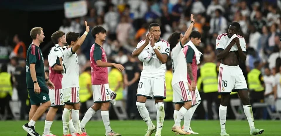 Jugadores de Real Madrid aplaudiendo tras el partido