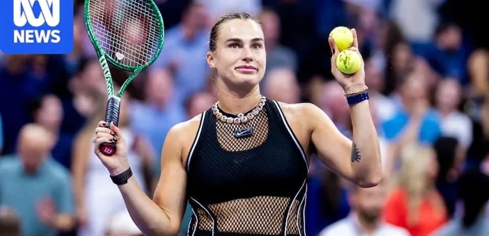 Jugadora de tenis sosteniendo pelotas en la cancha