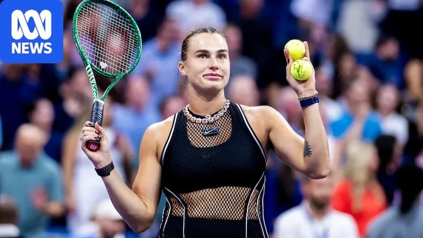 Jugadora de tenis sosteniendo pelotas en la cancha