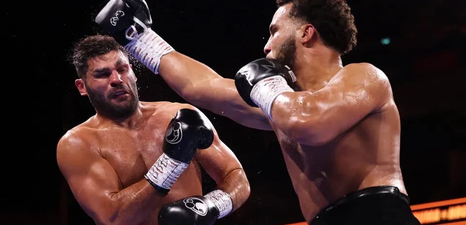 Boxeadores intercambiando golpes en el ring