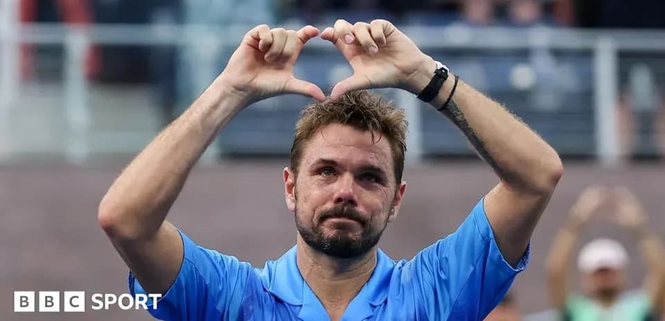Jugador de tenis haciendo un corazón con las manos