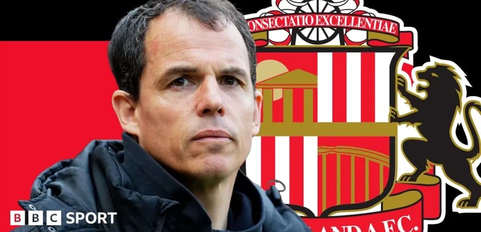 Entrenador frente al escudo de Sunderland AFC