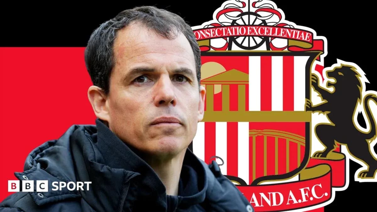Entrenador frente al escudo de Sunderland AFC