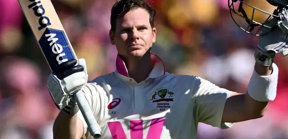 Steve Smith celebrando con su bate tras anotar runs