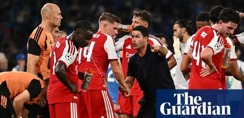 Entrenador habla con jugadores durante el descanso del partido