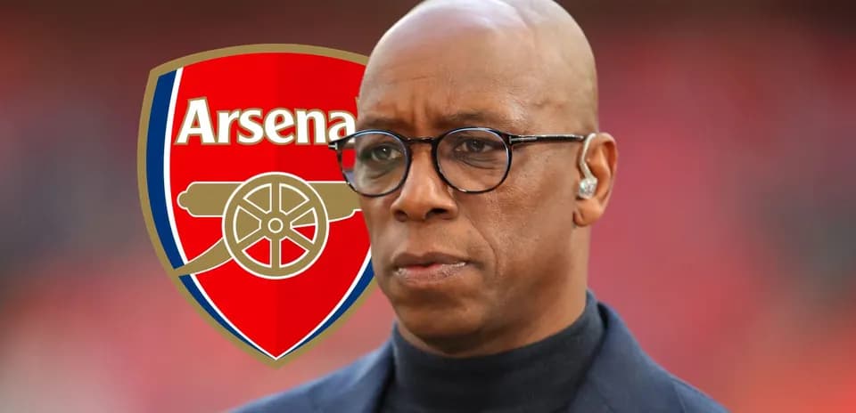 Hombre con auriculares frente al logo del Arsenal