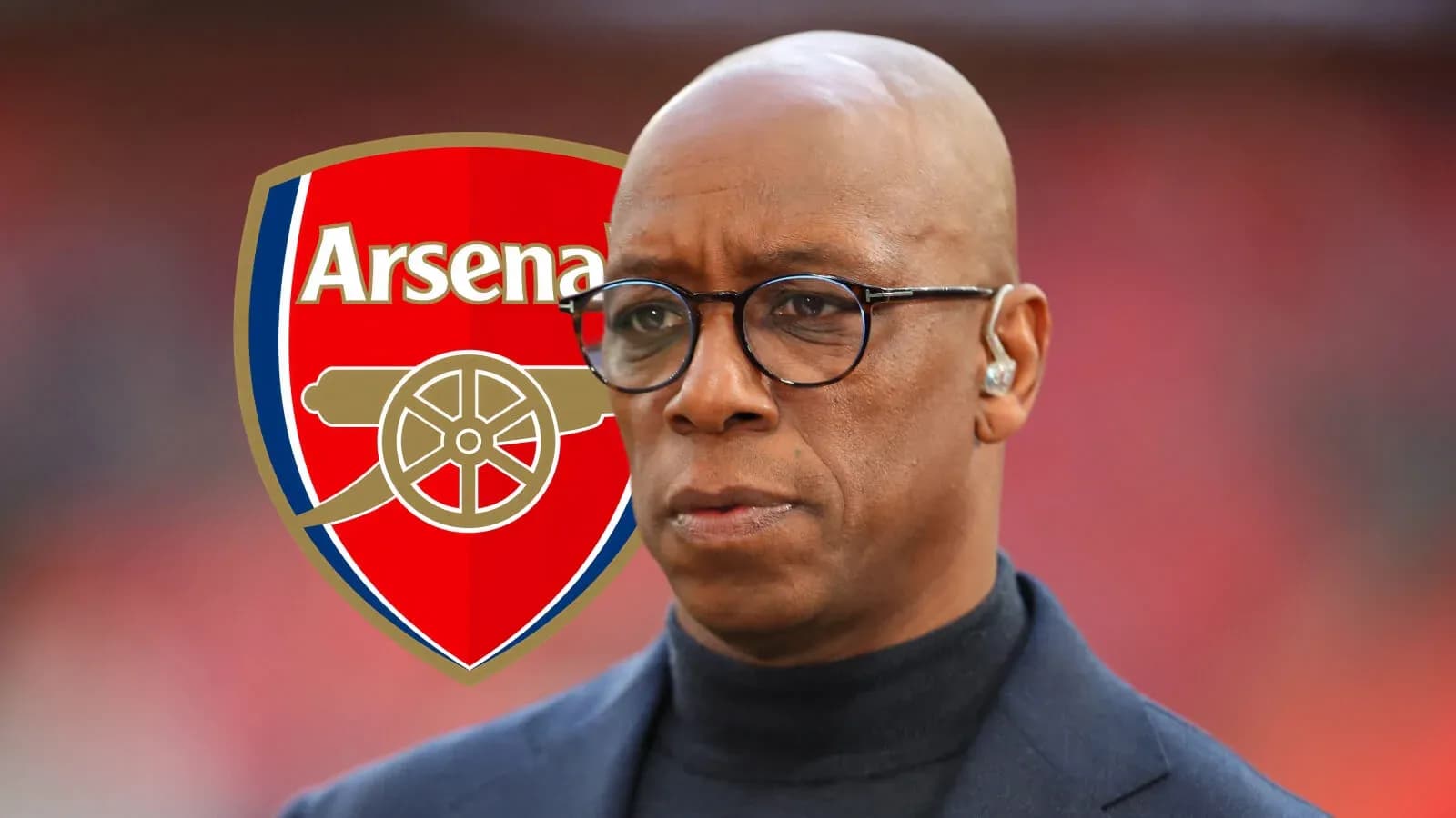 Hombre con auriculares frente al logo del Arsenal