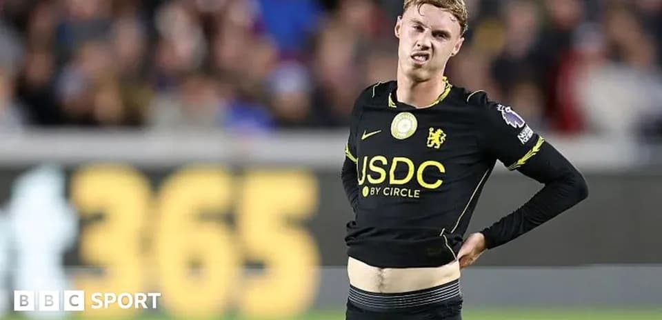 Jugador de fútbol con camiseta de Chelsea en el campo