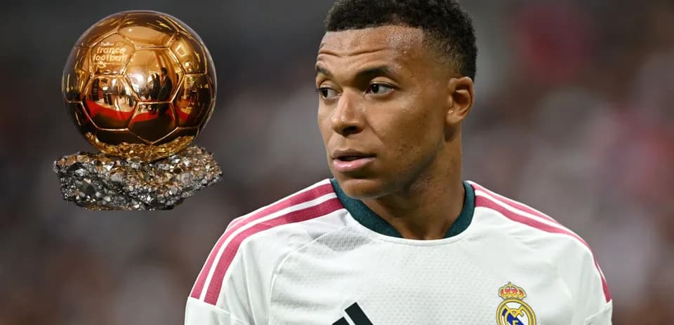 Jugador de fútbol con Balón de Oro en la mano